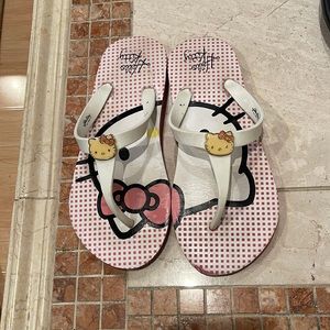HELLO KITTY thong Slippers In good condition. Size 9